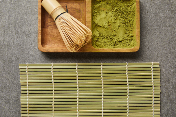 felülnézet bambusz Habverő és zöld Matcha por fedélzetén közelében asztal mat - Fotó, kép