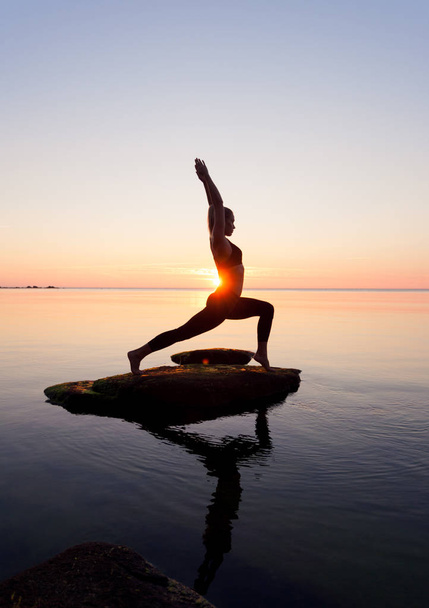 caucasiano fitness mulher praticando ioga
 - Foto, Imagem