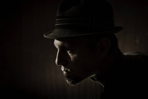 nízký klíčový portrét člověka s Borsalino typem kloboukem - Fotografie, Obrázek