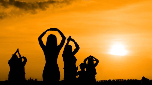Donne che ballano al tramonto
 - Foto, immagini