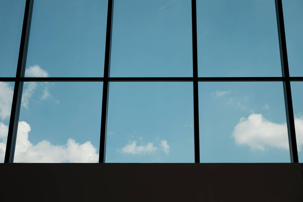 widok przez nowoczesną architekturę okienną nieba w słoneczny dzień z chmurami w Mediolanie. -koncepcja ekonomii biznesowej. - Zdjęcie, obraz