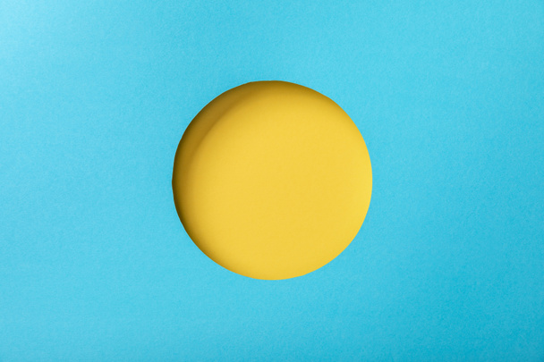 fondo de papel azul con agujero redondo amarillo minimalista
 - Foto, Imagen