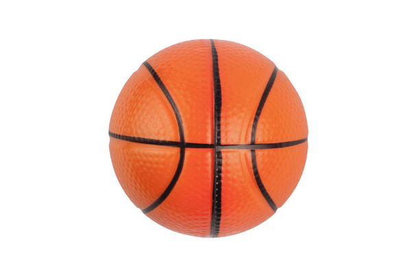 Único novo brinquedo de borracha pequeno limpo em forma de bola de basquete isolado no fundo branco. Vista superior. Caminho de recorte
 - Foto, Imagem