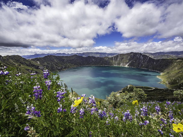 エクアドル、キロトアのクレーターリムにあるキロトア湖を見下ろす美しいパノラマ風景 - 写真・画像