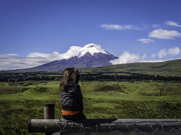 晴れた日にコトパキシ火山の美しい景色を楽しむ旅行者 - 写真・画像