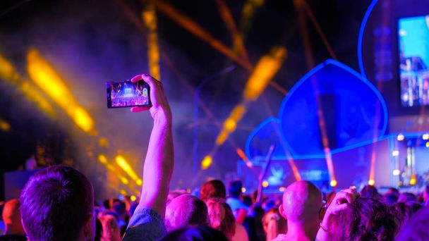 Руки силуэт запись видео концерта живой музыки рок со смартфоном
 - Фото, изображение