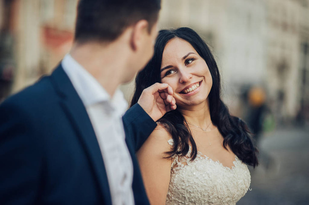Close view portrait of young cheerful newly wedded couple - Foto, Imagen