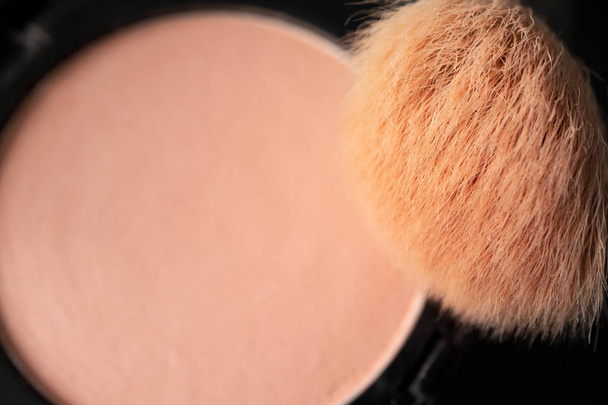 Кисть для макияжа и персиковый румянец, закрыть
 - Фото, изображение