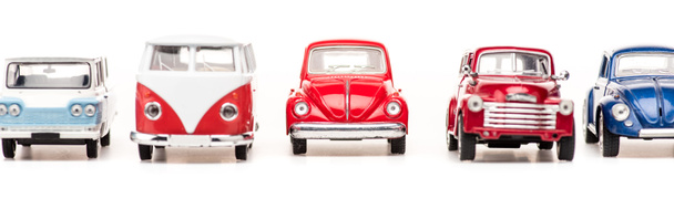 白のカラフルなおもちゃの車やバスのパノラマショット - 写真・画像