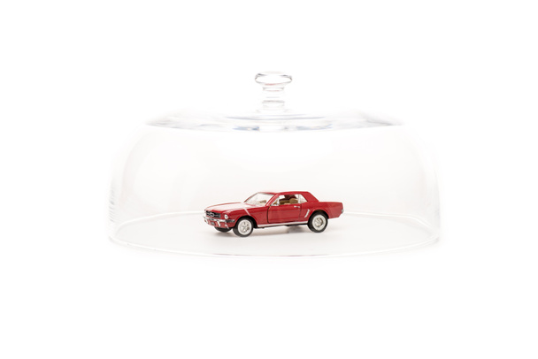 voiture jouet sous cloche en verre isolé sur blanc
 - Photo, image