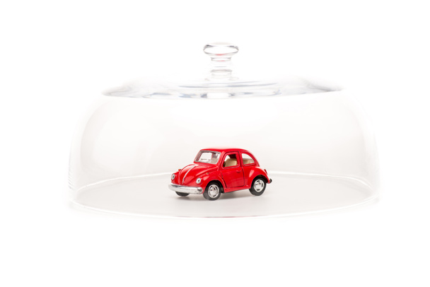 voiture jouet rouge sous cloche en verre isolé sur blanc
 - Photo, image