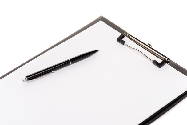 zwarte pen en leeg Klembord geïsoleerd op wit - Foto, afbeelding