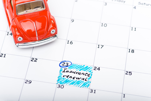 czerwony zabawka samochód w kalendarzu z zaznaczoną datą - Zdjęcie, obraz