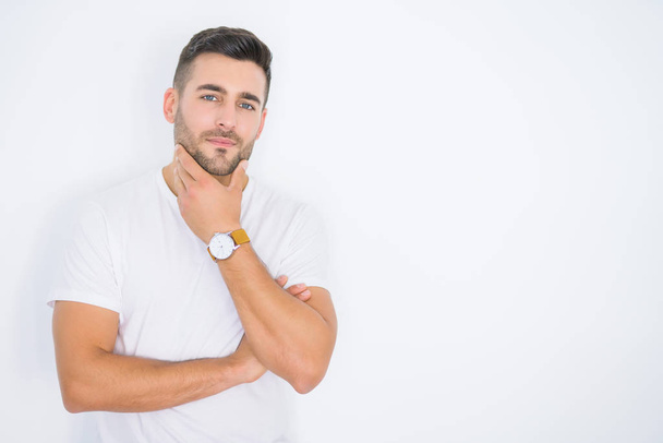 Young handsome man smiling happy wearing casual white t-shirt over white isolated background - Foto, afbeelding