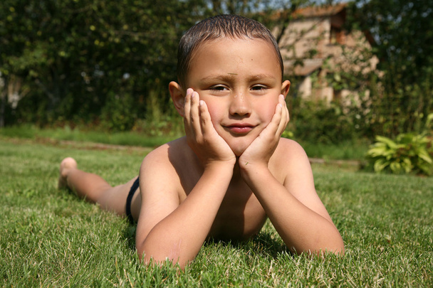 Boy in green grass - Valokuva, kuva