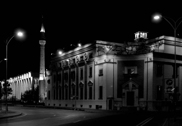Минарет и мечеть на улице в центре Тираны, Албания
 - Фото, изображение
