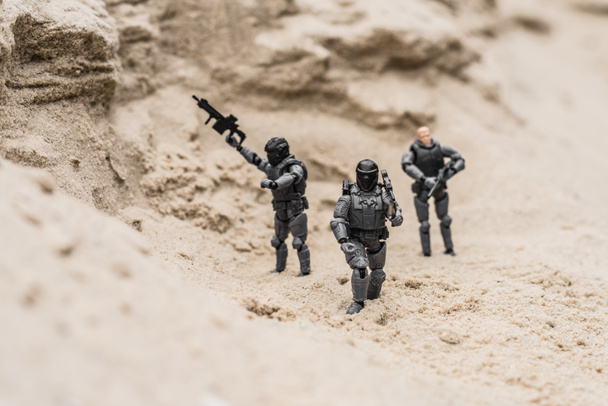 szelektív összpontosít műanyag játék katonák homok dűne fegyverrel - Fotó, kép