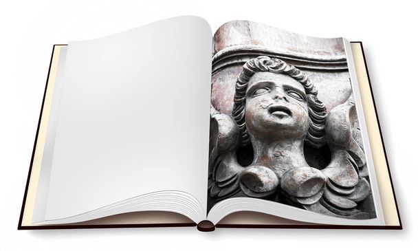 Skulptur eines hölzernen Engels auf geöffnetem Fotobuch - Foto, Bild