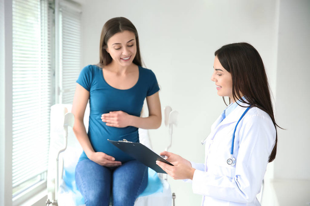 Gynekolog pracující s těhotnou ženou na klinice - Fotografie, Obrázek