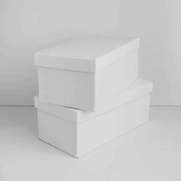 Dos cajas de cartón blanco aisladas sobre fondo blanco. Diseño de maqueta de caja
. - Foto, Imagen