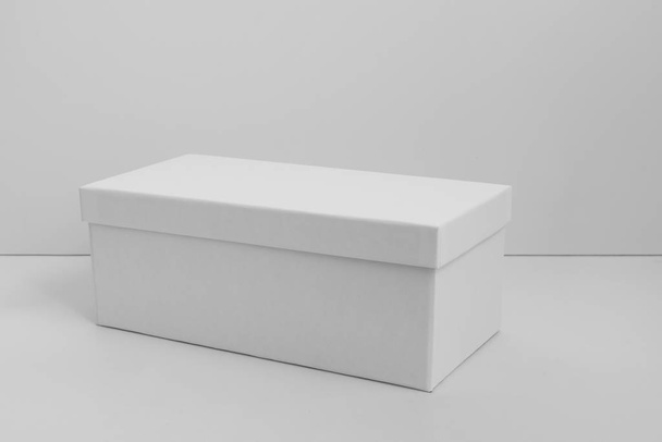 Λευκό κουτί από χαρτόνι που απομονώνονται σε λευκό φόντο. Κουτί mockup σχεδίαση. - Φωτογραφία, εικόνα