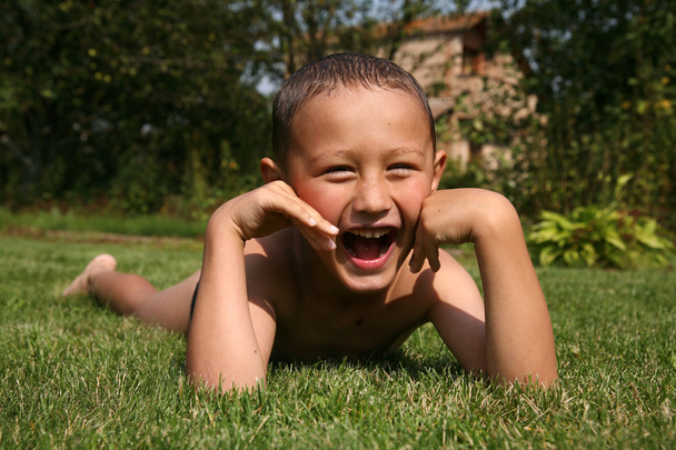 Little boy in green grass - Valokuva, kuva