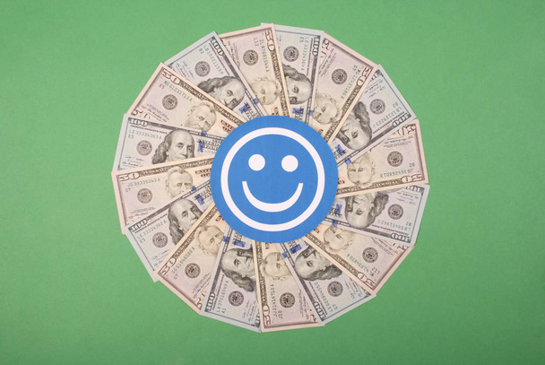 Lächeln Gesichter auf Mandala-Kaleidoskop aus Geld.  - Foto, Bild