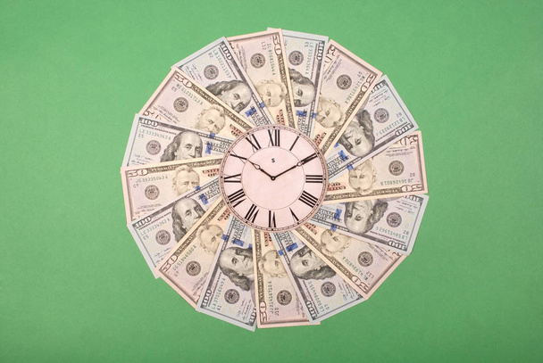 Концепція годинника і долара. Годинник на мандали-калейдоскоп від грошей. Абстрактний грошовий фон растровий візерунок повторення мандали кола
. - Фото, зображення