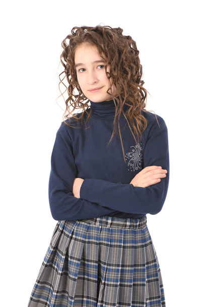 Πορτρέτο του αξιολάτρευτο χαμογελαστή κορίτσι παιδί μαθήτρια με μπούκλα μαλλιά - Φωτογραφία, εικόνα