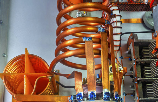 Усилитель коротковолновой мощности вакуумных труб - вид изнутри
 - Фото, изображение