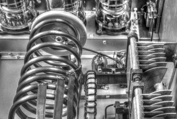 Вакуумні труби короткохвильовий підсилювач потужності в чорно-білому
 - Фото, зображення