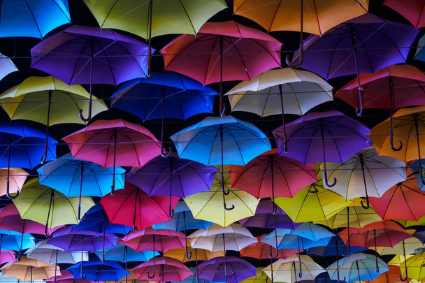 Χρώματα ομπρέλα με νυχτερινό ουρανό φόντο διακοσμήσετε στην πόλη Οδησσός, Ουκρανία - Φωτογραφία, εικόνα