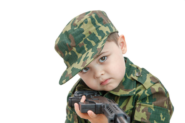 kleiner kaukasischer Junge in Militärkleidung und mit Spielzeugwaffen - Foto, Bild