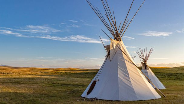 Dos tipis representativos de los utilizados por los indios Blackfeet en las Grandes Llanuras de Montana, EE.UU.
. - Foto, imagen