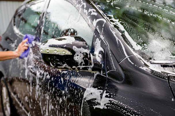 hands hold sponge for washing car.Car detailing or valeting concept. Selective focus. Car detailing. Cleaning with sponge and cloth. Worker cleaning. Auto wash concept solution to clean - Fotoğraf, Görsel