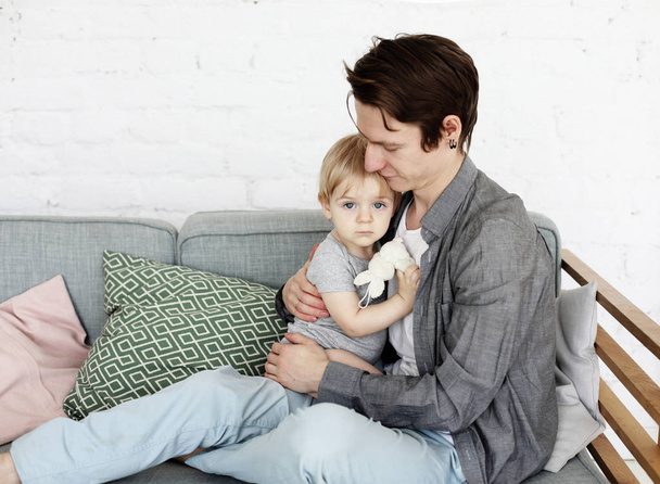 lifestyle, family and people concept - Happy young father with his one year old son playing at home - Foto, afbeelding