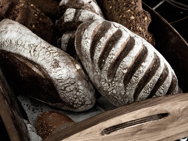 Різні види хлібів на дерев'яній коробці, зверху. Дизайн постер для кухні або пекарні
 - Фото, зображення