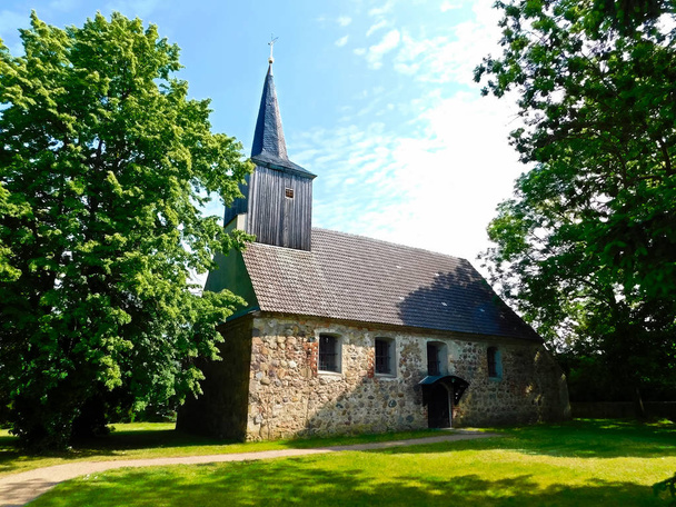 Protestáns falu templomát a Uckermark - Fotó, kép