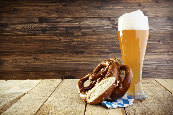 Пиво Helles Hefeweizen і кренделі, Октоберфест - Фото, зображення