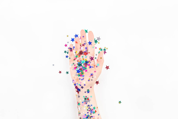 Frauenhand mit festlichem Stern-Konfetti - Foto, Bild