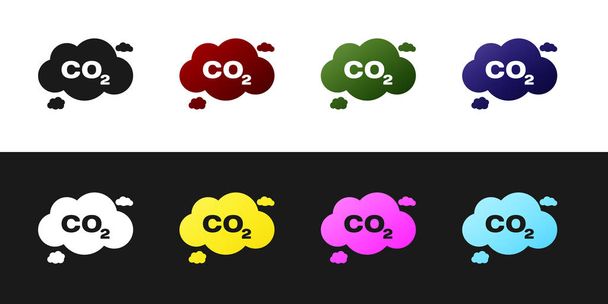 CO2-Emissionen im Wolkensymbol isoliert auf schwarzem und weißem Hintergrund einstellen. Kohlendioxid-Formel-Symbol, Smog-Verschmutzungskonzept, Umweltkonzept. Vektorillustration - Vektor, Bild