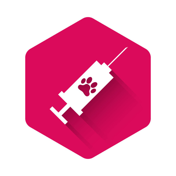 Λευκή Σύριγγα με εικονίδιο εμβολίου για ζώα συντροφιάς απομονωμένη με μεγάλη σκιά. Αποτυπώματα σκύλου ή γάτας. Ροζ εξάγωνο κουμπί. Εικονογράφηση διανύσματος - Διάνυσμα, εικόνα