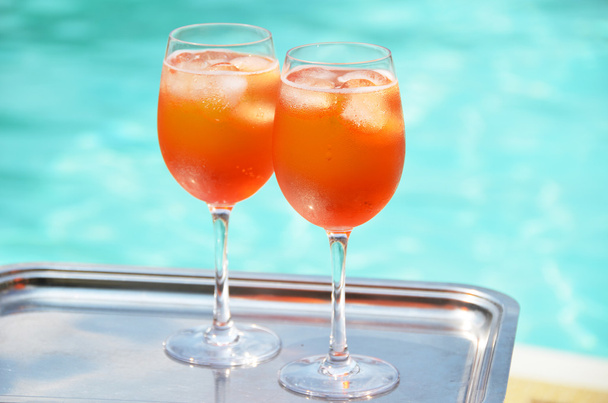 paar van traditionele Italiaanse spritz cocktails in de zwemmen poo - Foto, afbeelding