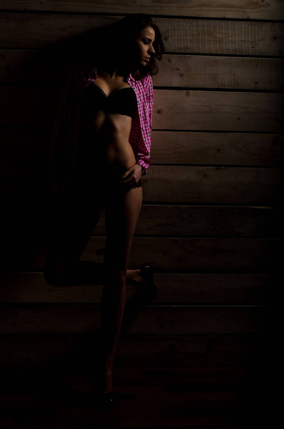 menina da moda em um maiô no fundo brilhante
 - Foto, Imagem