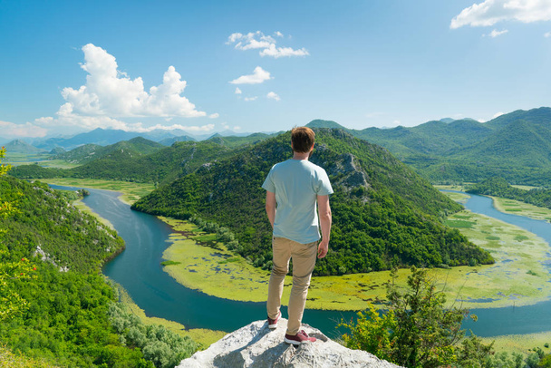 guy posing on the background of a curved river and mountains - Foto, immagini
