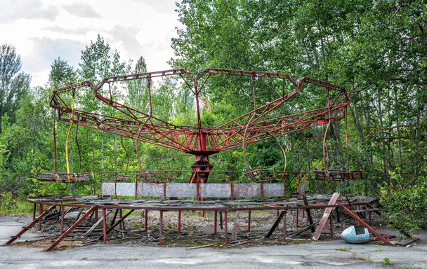 Parc d'attractions abandonné à Pripyat, zone d'aliénation de Tchernobyl - Photo, image