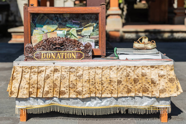 Caja de donaciones en el templo de Batuan, Ubud, Bali Indonesia
. - Foto, imagen