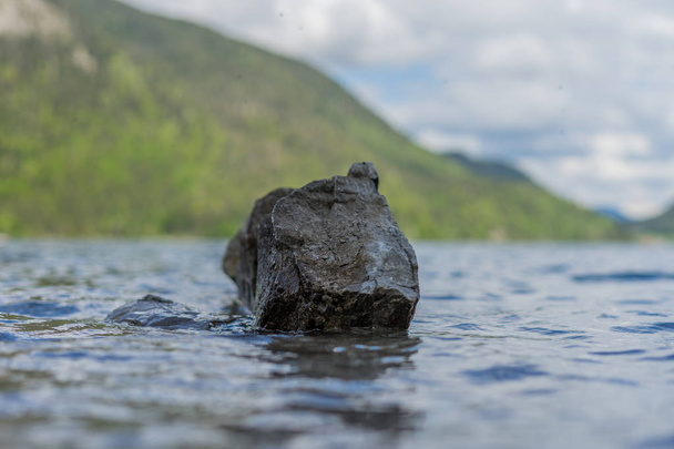 dalgalı göl suyunda yalnız taş - Fotoğraf, Görsel
