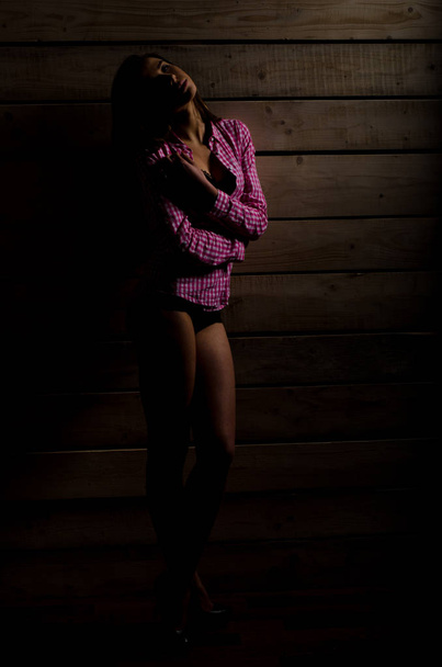 menina da moda em um maiô no fundo brilhante
 - Foto, Imagem
