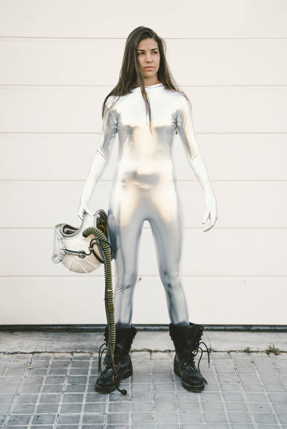 Девушка в серебряном костюме и шлеме космонавта
 - Фото, изображение